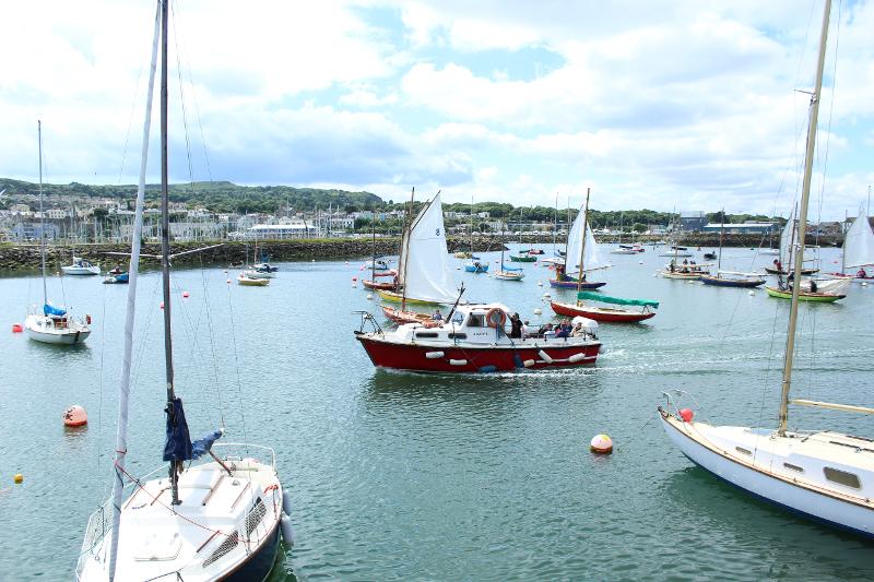 Ein großer Hafen mit vielen Booten ist auf Irland Sprachreise zu sehen