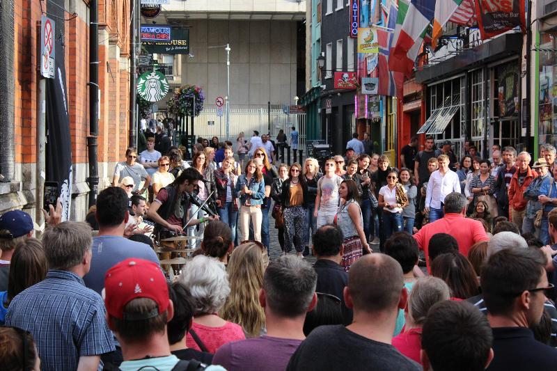 Ein Geigen-Spieler spielt in der Stadt auf Sprachreise Irland Dublin