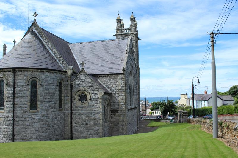 Eine alte Kirche steht im Sprachurlaub Dublin neben gepflegtem Rasen