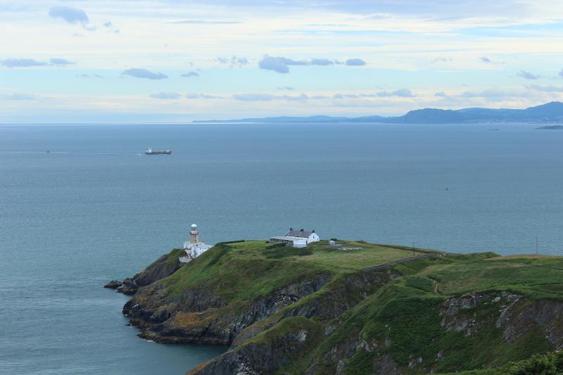Ein Luftbild der Küste mit Leuchtturm gibt einen guten Überblick über die Landschaft auf Sprachreise Irland