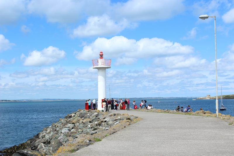 Eine Gruppe Schüler steht am Leuchtturm auf Sprachreise nach Dublin
