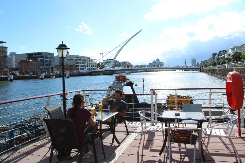 Am Hafen entspannen ein paar Menschen auf Sprachreise Dublin Schüler