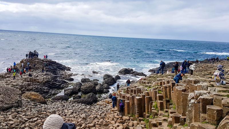 Schüler machen auf Irland Sprachreise einen Ausflug ans Meer