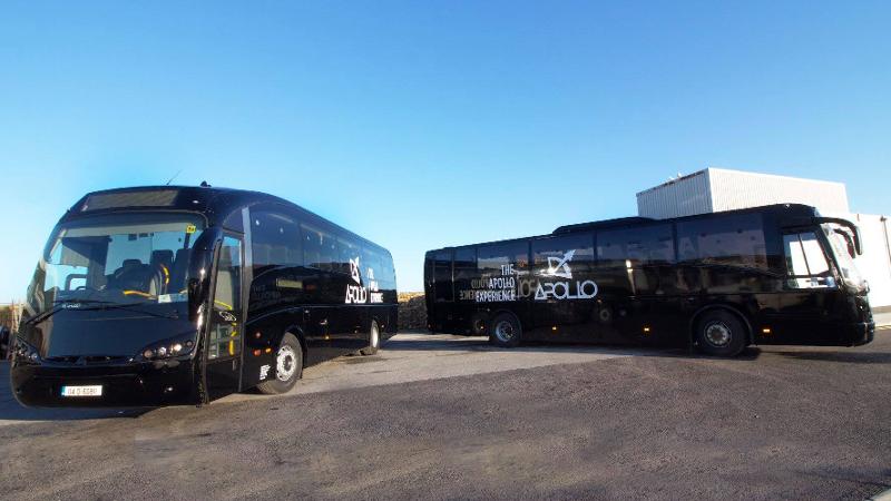 Transferbusse der Schule für die Sprachreise Irland Schüler stehen auf einem Parkplatz