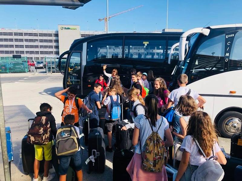 Schüler der Sprachreise für Schüler Dublin warten auf ihren Bus