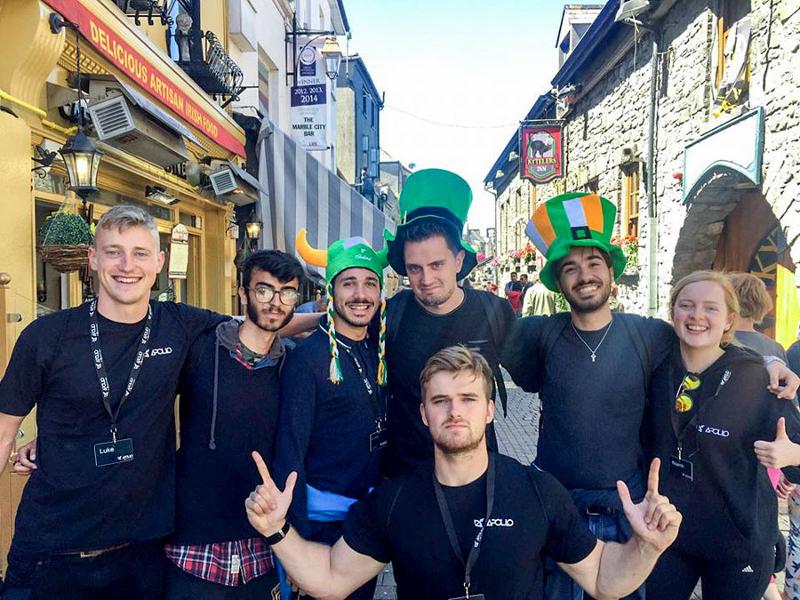 Die Betreuergruppe der Sprachreise nach Dublin post in den Straßen für ein Foto
