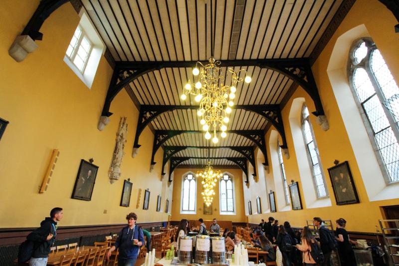 Die Teilnehmer der Dublin Sprachreise halten sich in einem großen Saal auf