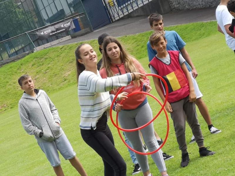 Teilnehmer der Sprachreise Irland Dublin spielen auf einem Sportplatz ein paar Spiele