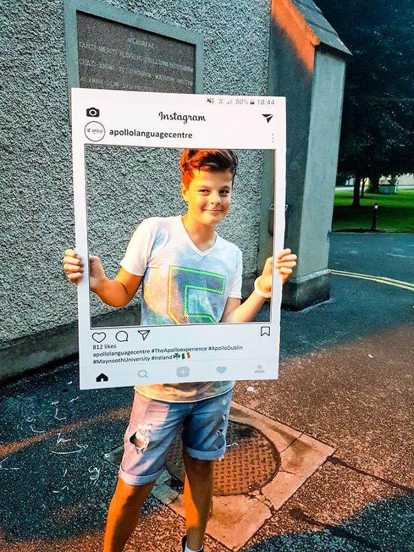 Ein Junge macht ein Foto mit einem Instagram Rahmen im Sprachurlaub Dublin