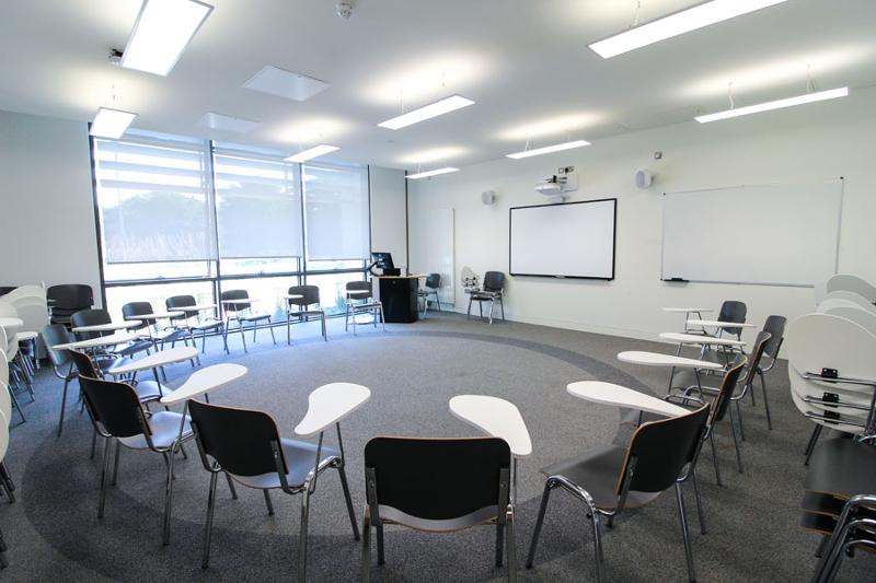 Ein Stuhlkreis steht im Klassenzimmer auf Sprachreise Irland