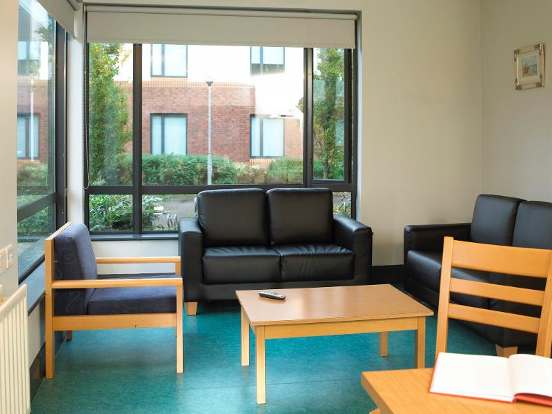 Im Wohnzimmer der Sprachreise Irland stehen mehrere Sofas