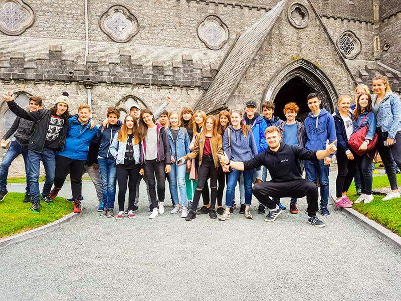 Eine Schülergruppe steht vor einer Kirche im Sprachurlaub Dublin