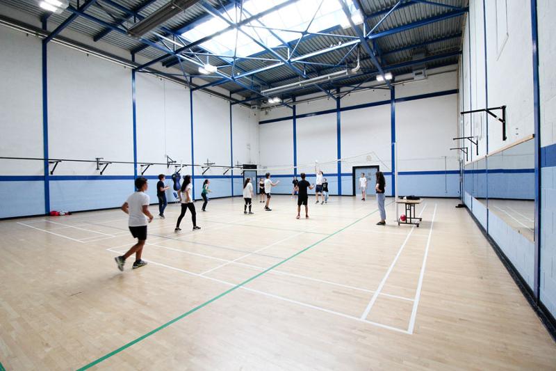 Teilnehmer einer Irland Sprachreise toben sich in einer Sporthalle aus