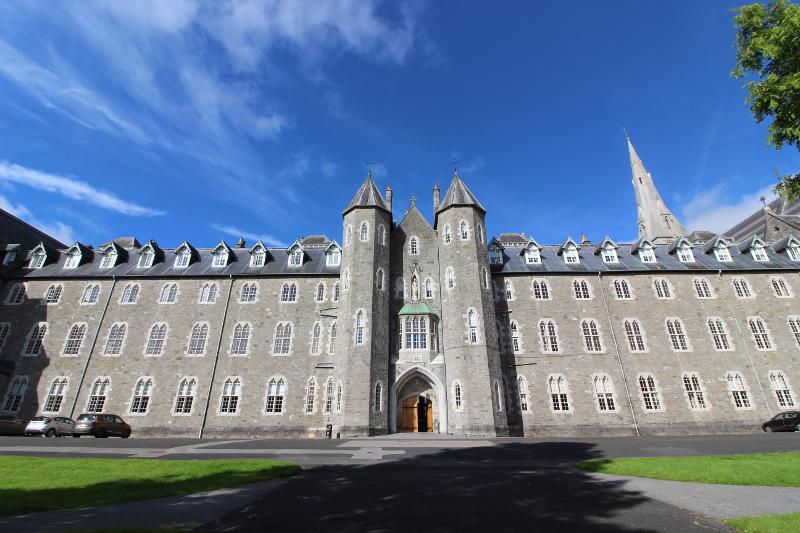 Der Eingang der Universität der Sprachreise Irland ähnelt einem Schlosseingang