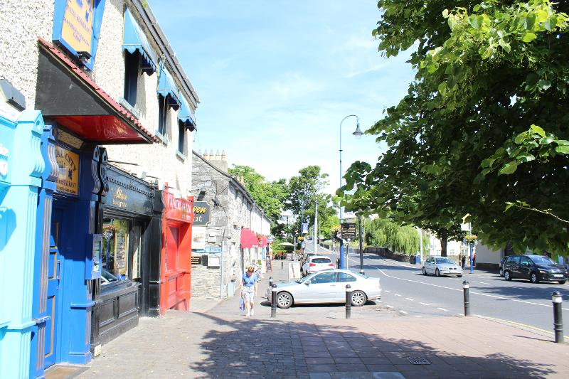 Eine Straße auf Irland Sprachreise verfügt über einige kleine Geschäfte