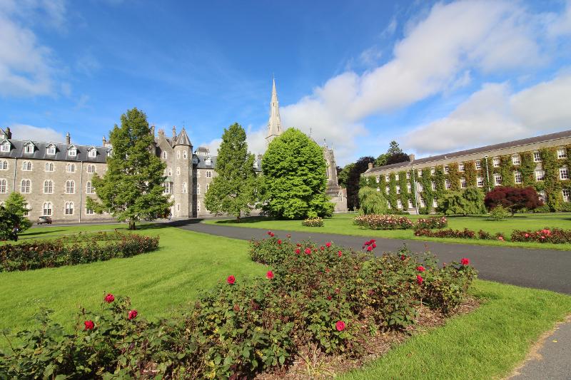 Ein großer Rosengarten steht auf dem Gelände der Universität der Sprachreise Irland