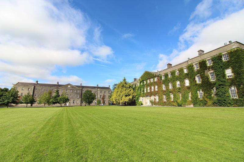 Die Universität der Sprachreise Irland verfügt über ein großes Außengelände mit gepflegtem Rasen