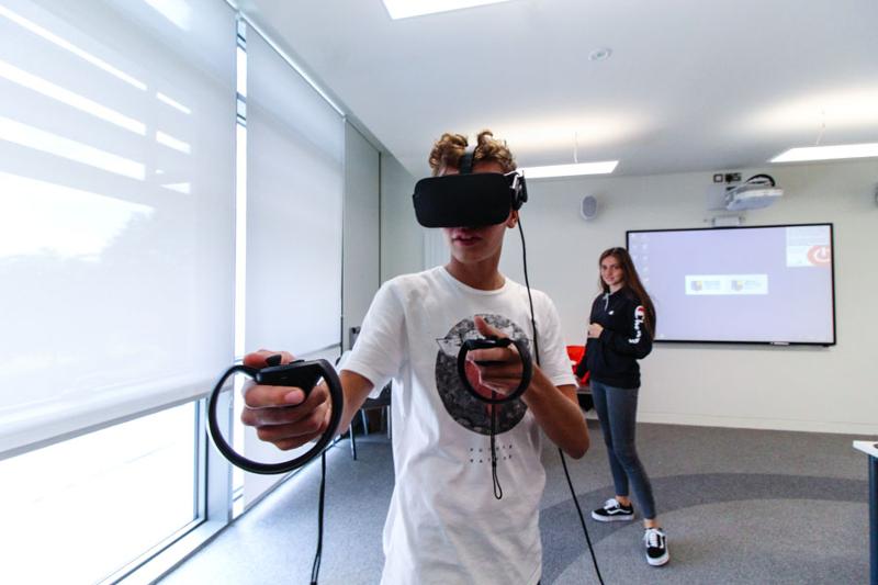 Teilnehmer der Sprachreise Irland Schüler haben Unterricht mit VR-Brille
