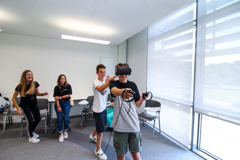 Die Schüler auf Sprachreise Irland lernen mit Hilfe einer VR-Brille