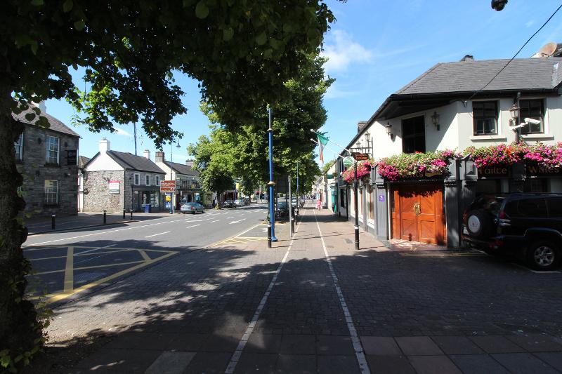 Der Gehweg eines Ortes im Sprachurlaub Dublin ist zu sehen