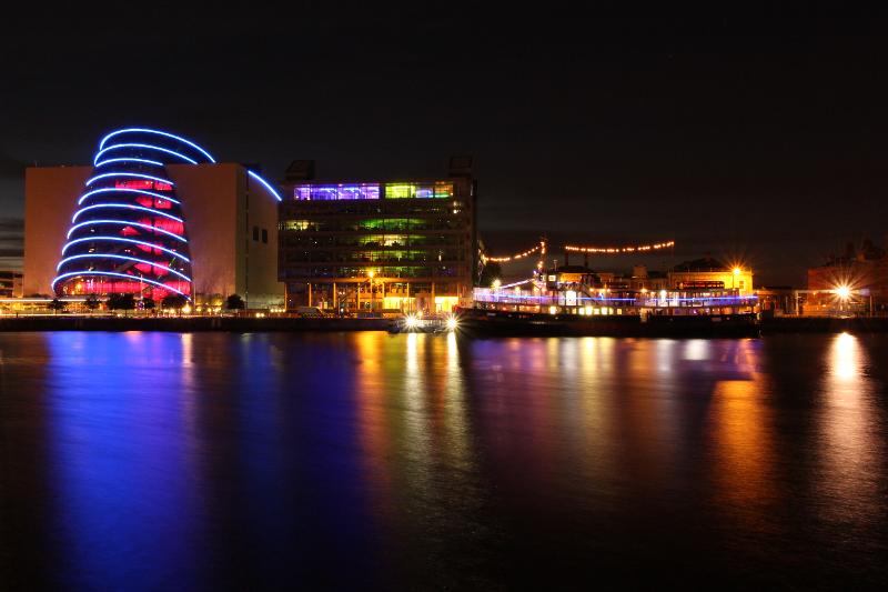 Die Skyline in der Stadt strahlt hell bei Nacht auf der Sprachreise Dublin