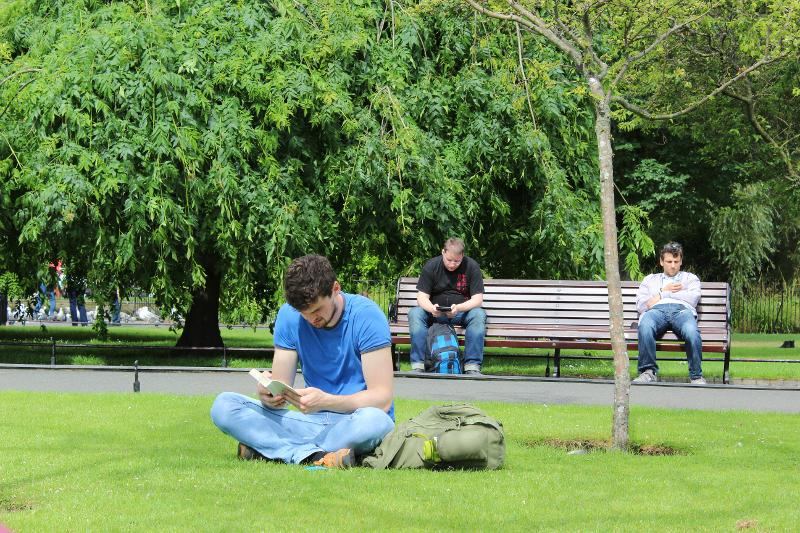 Jugendliche entspannen im Park auf Schülersprachreise Irland