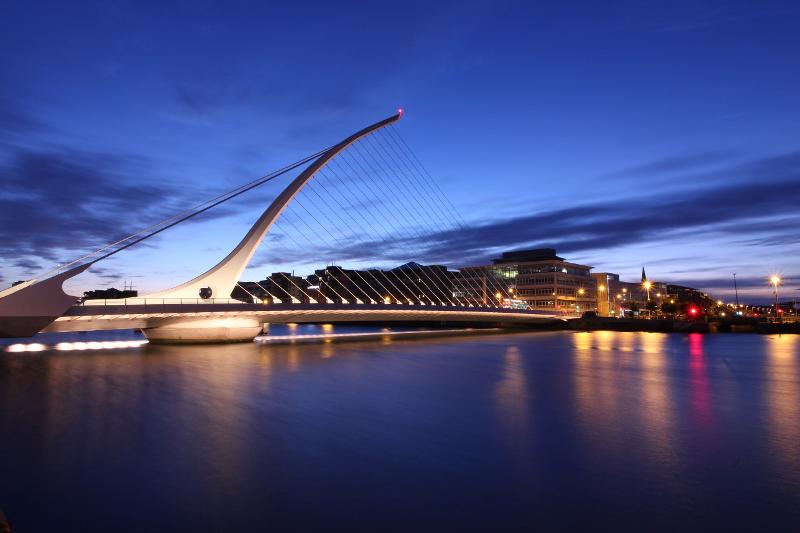 Die bekannte Samuel-Beckett-Brücke strahlt nachts auf Sprachreise Irland Schüler