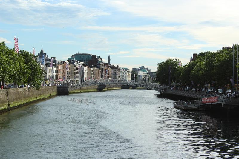 Ein Fluss fließt durch die Stadt im Sprachurlaub Dublin