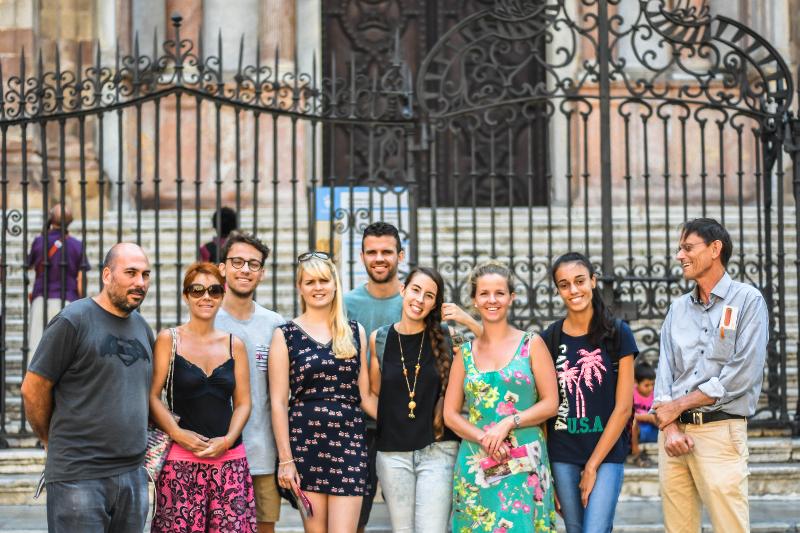 Eine Gruppe Jugendlicher macht einen Ausflug in die Stadt bei ihren Sprachferien Italien