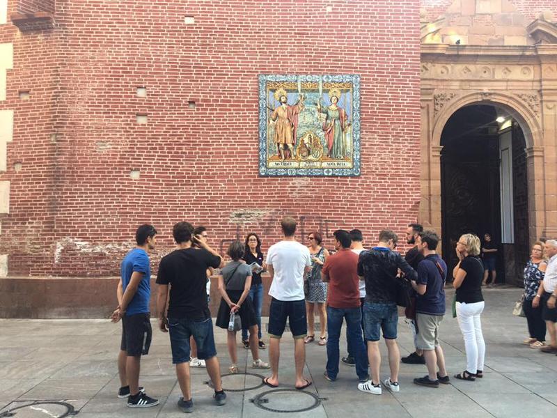 Die Jugendlichen laufen durch eine spanische Altstadt und bewundern die alte spanische Architektur bei den Sprachreisen Spanien für Schüler Sommerferien