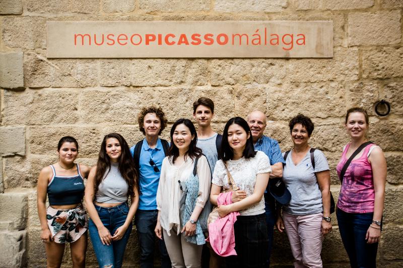 Jugendliche stehen vor dem Picasso Museum in Malaga bei den Sprachreisen Spanien mit Gastfamilie
