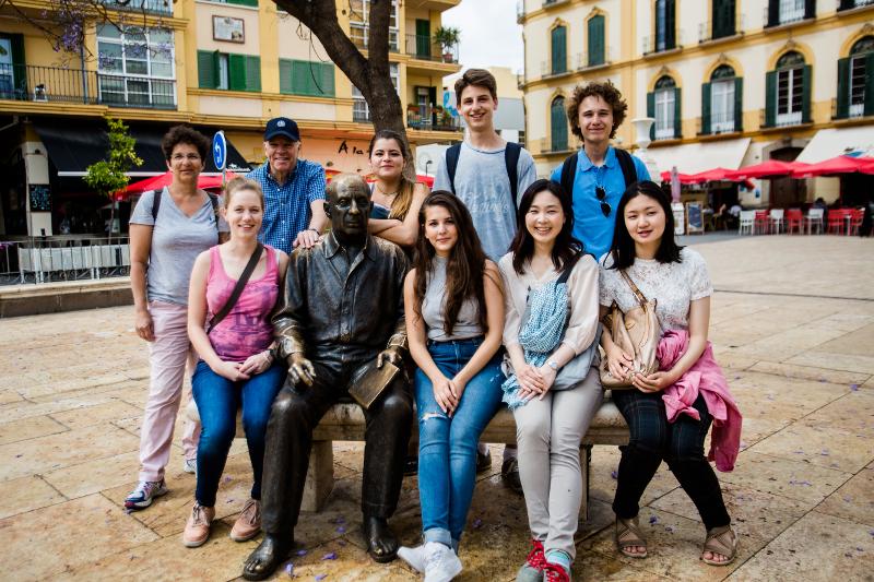 Teilnehmer einer Jugendreise Spanien vor einem Picasso-Denkmal
