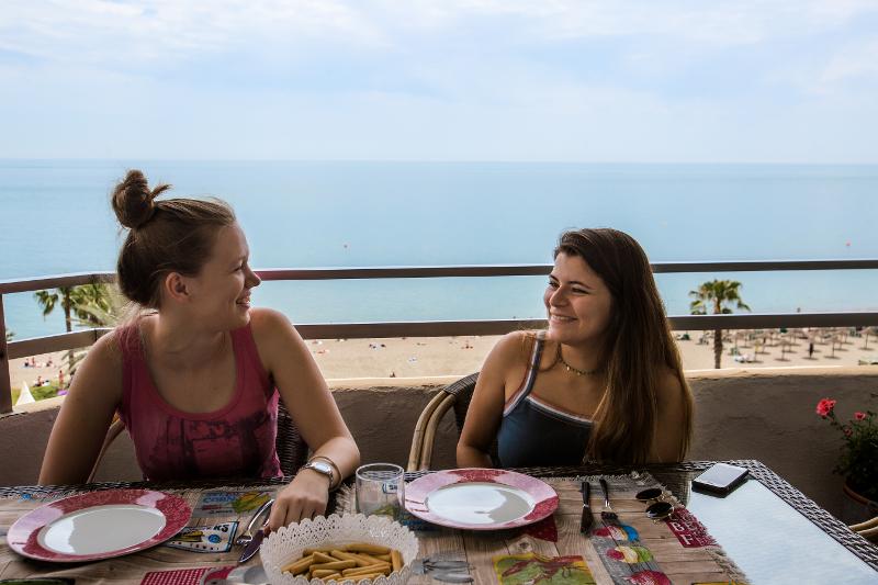 Gemeinsam lachen auf Sprachreise Spanien für Schüler günstig