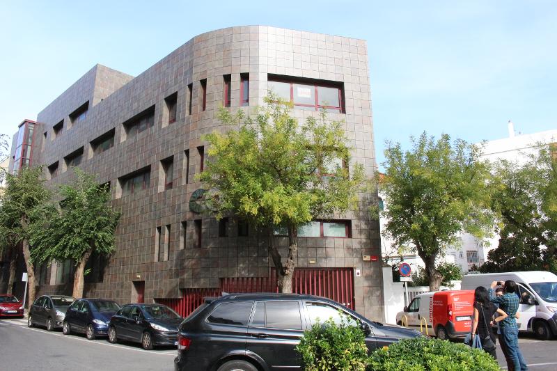 Ein Gebäude an einer Straßenecke ist während der Sprachferien Spanien zu sehen