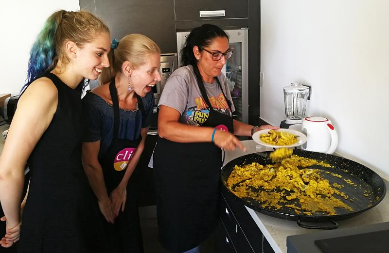 Teilnehmerinnen kochen bei einer Jugendreise nach Spanien Paella