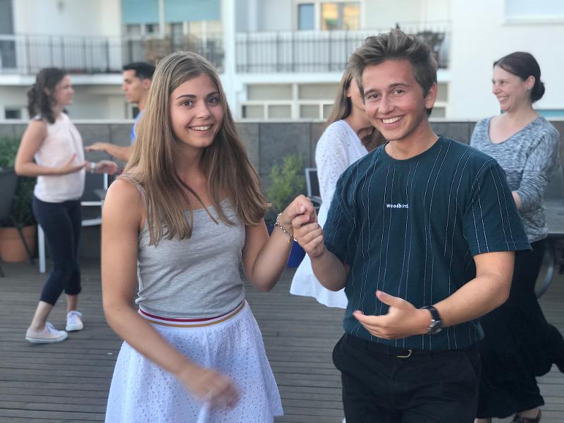 Ein Junge und ein Mädchen nehmen auf Jugendreise nach Spanien Tanzunterricht