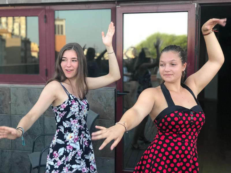 Zwei Mädchen tanzen auf Jugendreise nach Spanien Flamenco