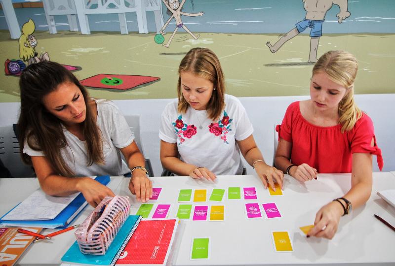 Junge Teilnehmerinnen einer Niederländisch Sprachreise lernen spielerisch