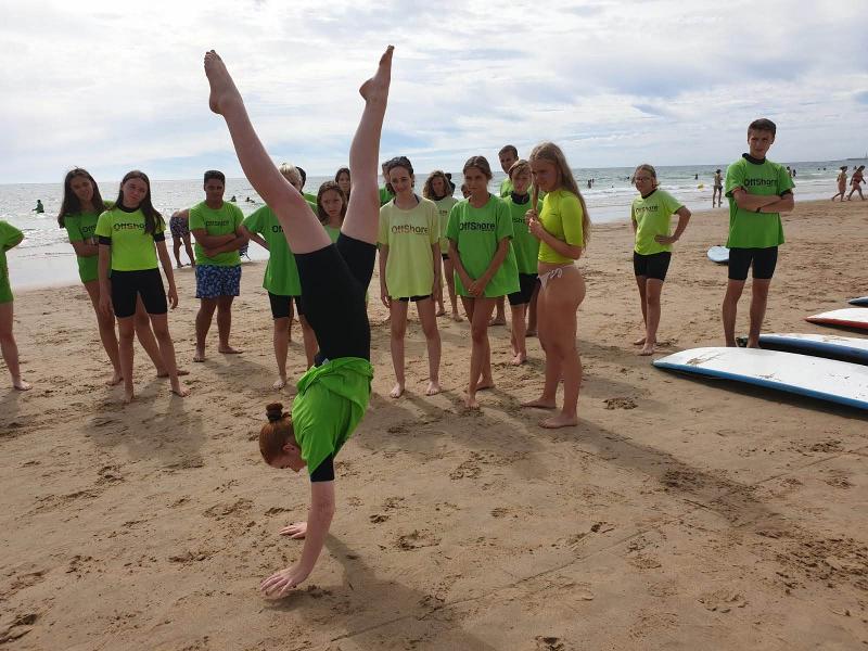 Gemeinsamer Surf und Sport Workshop an der Küste Italiens