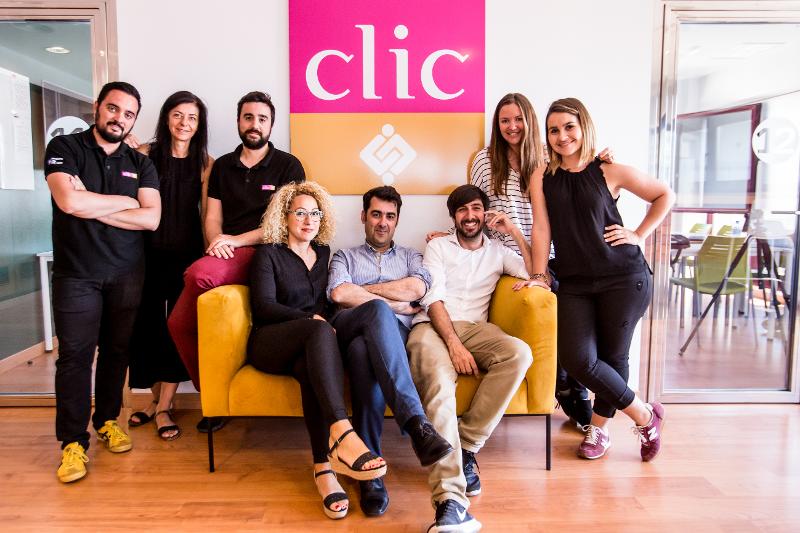 Betreuer der Jugendreise nach Spanien posieren für ein Gruppenfoto