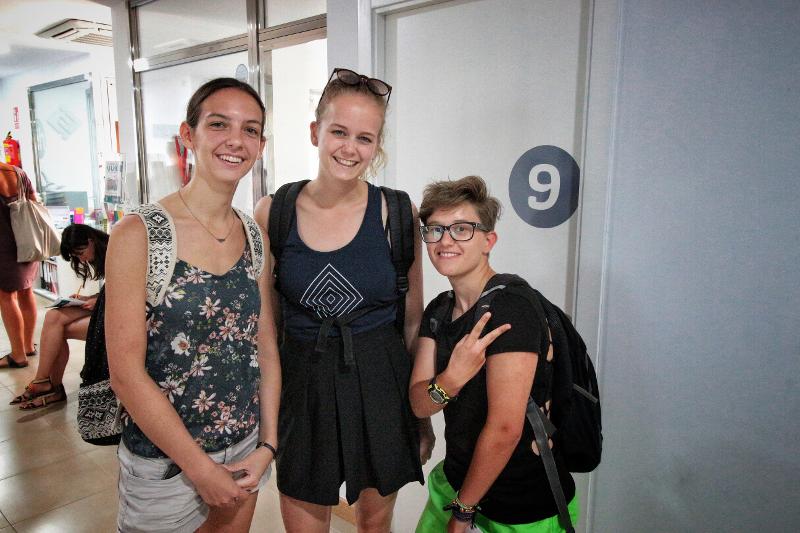 Schüler einer Jugendreise nach Spanien stehen zusammen