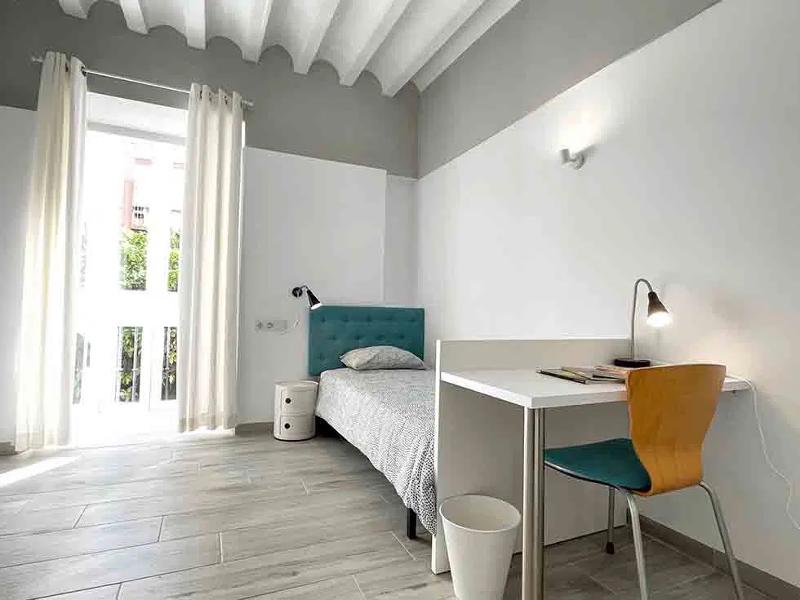 Das Bett steht auf Sprachreise Spanien Schüler neben einem Fenster