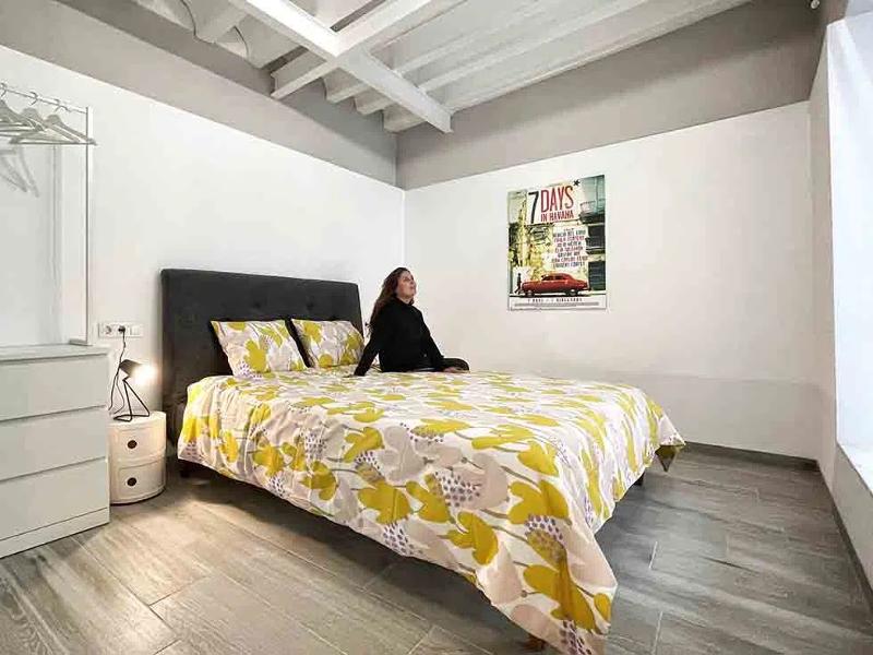 Eine Teilnehmerin einer Jugendreise Spanien sitzt in ihrem Zimmer