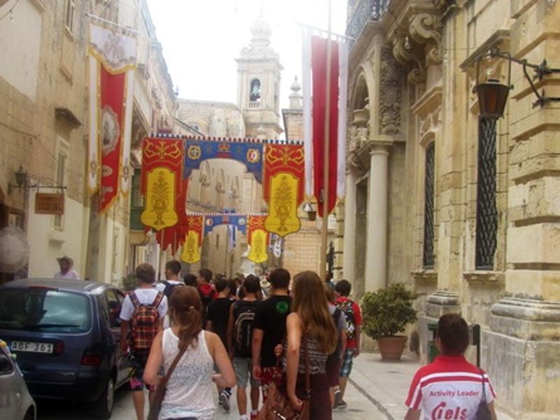 Jugendliche in der Stadt auf der Englisch-Sprachreise für Schüler Malta