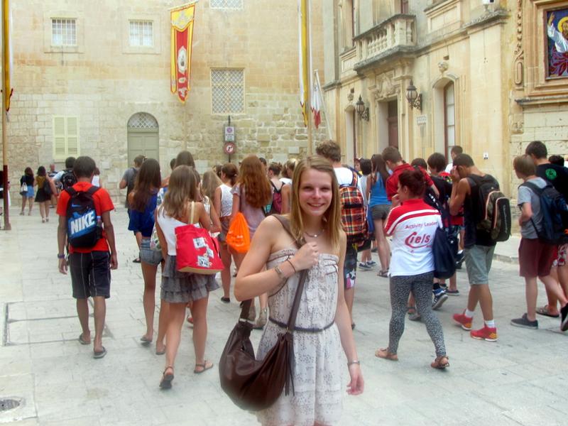 Mädchen in der Stadt auf der Englisch-Sprachreise für Schüler Malta