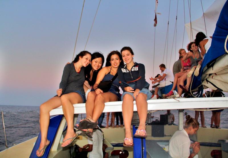 Vier Mädchen sitzen auf einem Boot bei den Englisch-Sprachreisen Malta