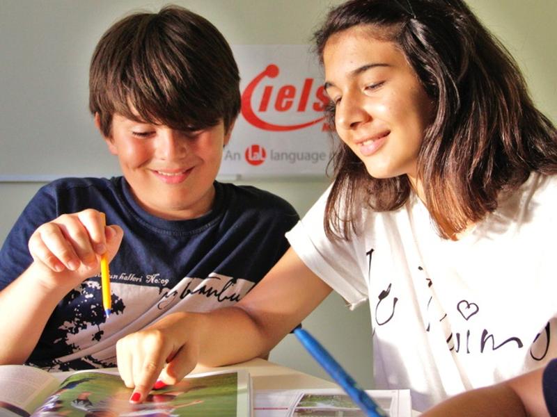 Kinder der Sprachferien USA für Schüler helfen sich