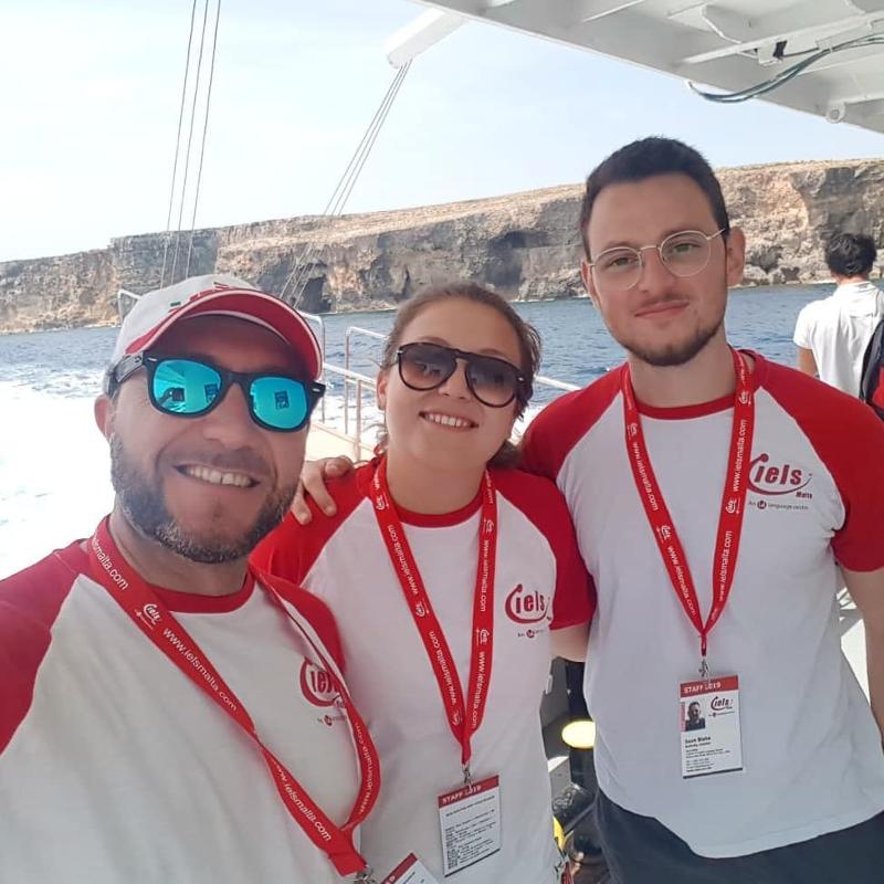 Betreuer auf einem Boot auf der Englisch-Sprachreise für Schüler Malta