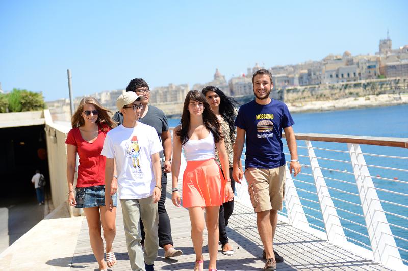 Jugendliche laufen auf einer Promenade auf ihrer Malta-Sprachreise