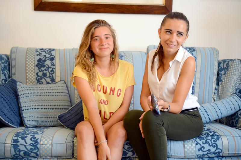 Zwei Mädchen sitzen auf dem Sofa ihrer Gastgeber auf der Sprachreise nach Malta.